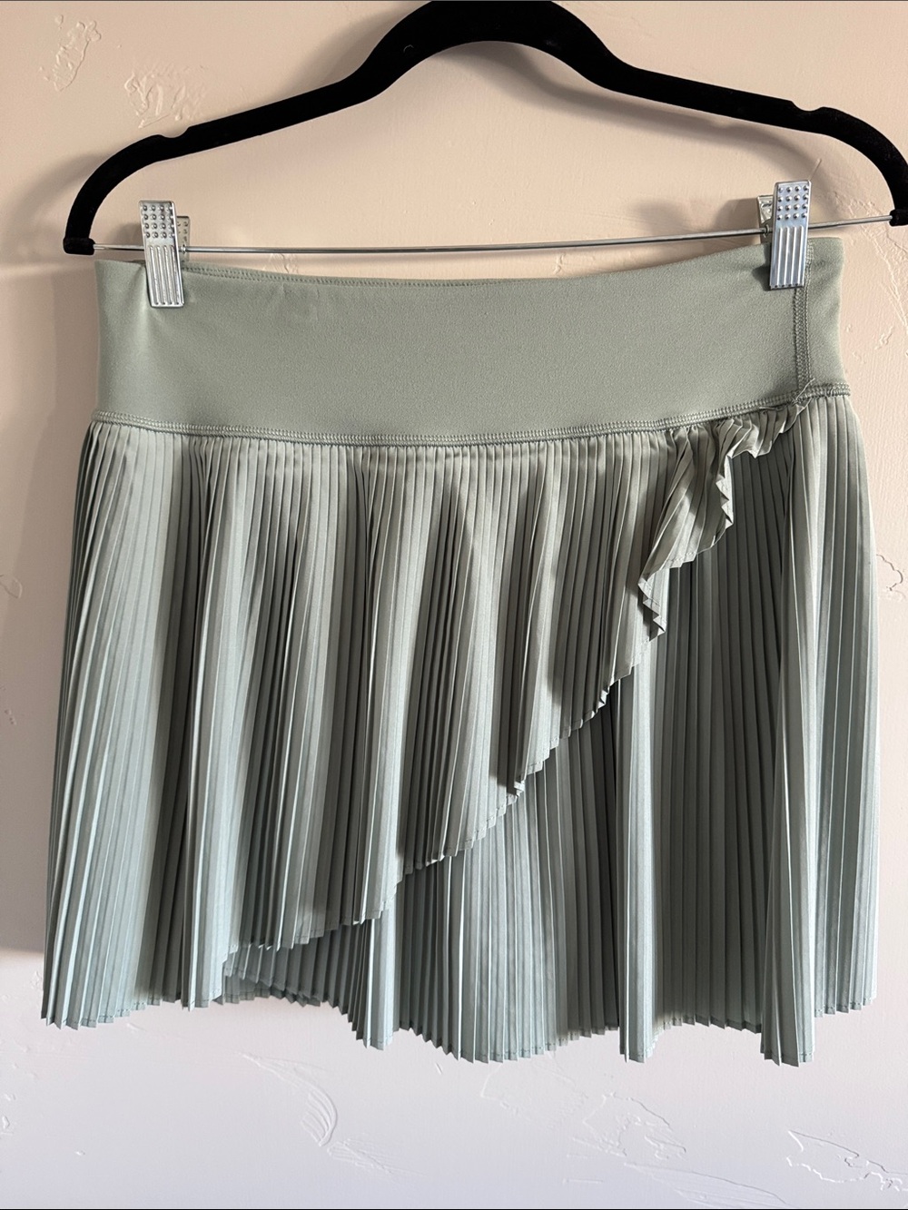 Yogalicious sage green tennis skirt. EUC